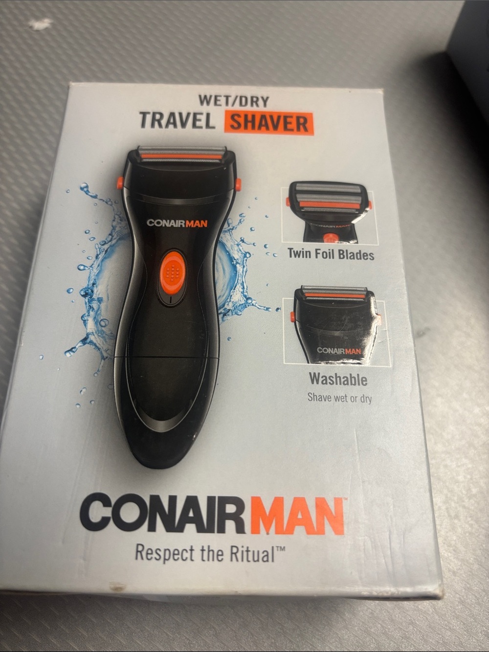 Contain man - Wet/Dry Travel Shaver - Black with Orange Accents